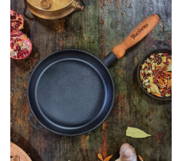 Т303 Сковорода чавунна 26*4см з дерев\'яною ручкою - фото