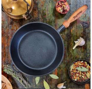 Т305 Сковорода чавунна 26*6см з дерев\'яною ручкою - фото