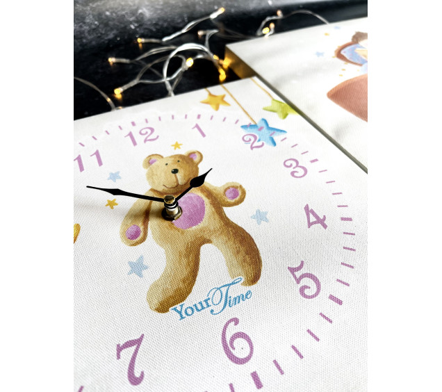 06-108 Годинник настінний Дитячий на полотні Ведмедик 28*28см - фото 1